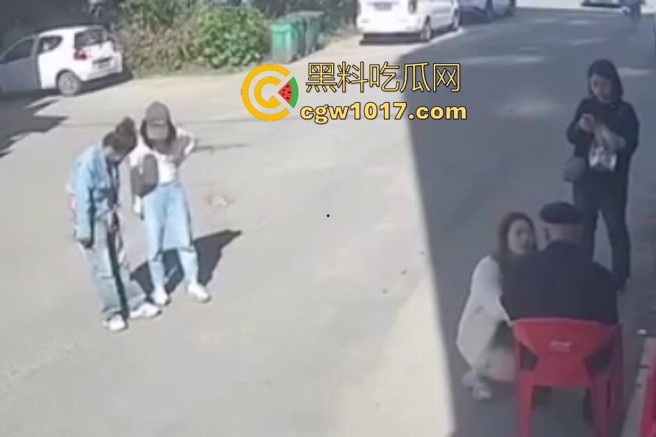 街头老大爷走路突然摇晃,长腿美女出手相扶,大爷瞬间全身梆硬冲天,美女成救命神药,这比春药还牛逼啊!