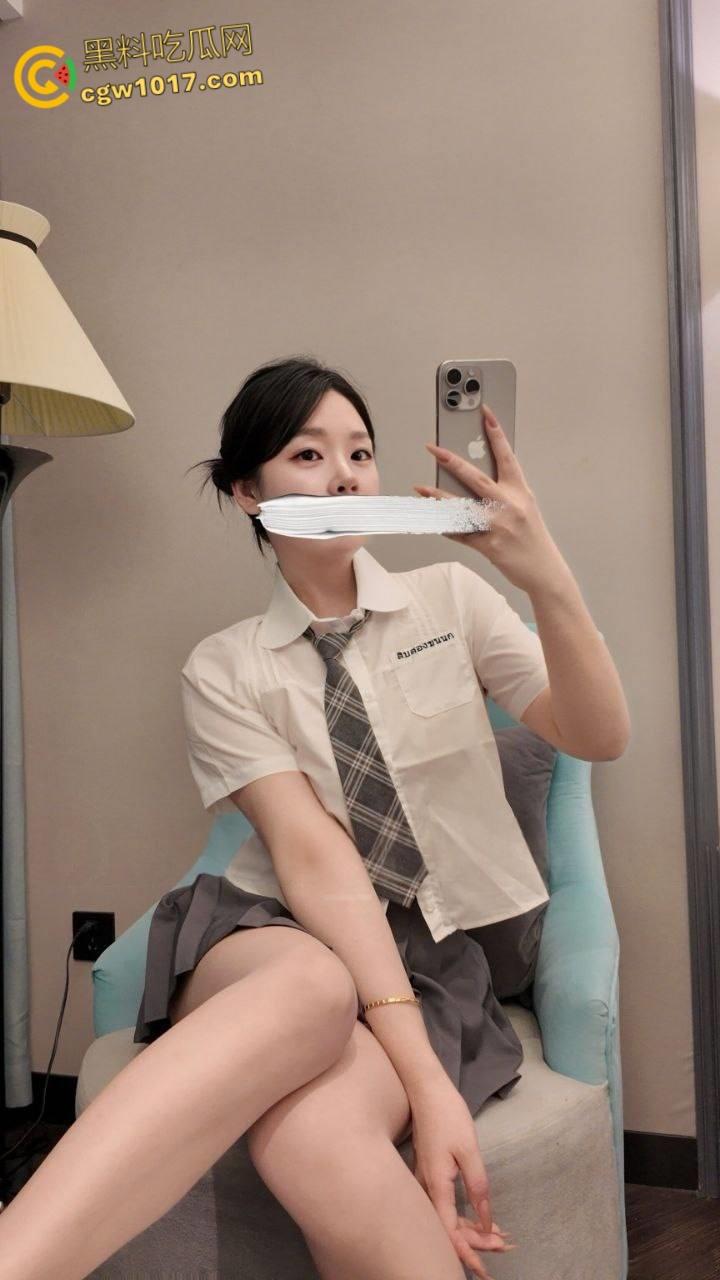 极品福利姬【Olive】，高颜值御姐好利来制服，白虎一线天厨房自慰，极品翘臀后入疯狂抽插，高潮白浆喷涌四溢 ！