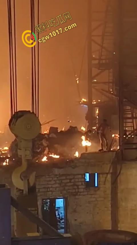 震撼!菲律宾钢厂惨剧:钢水如魔鬼喷发,烈焰吞噬生命,烧伤死亡者无数,惨象人间地狱!