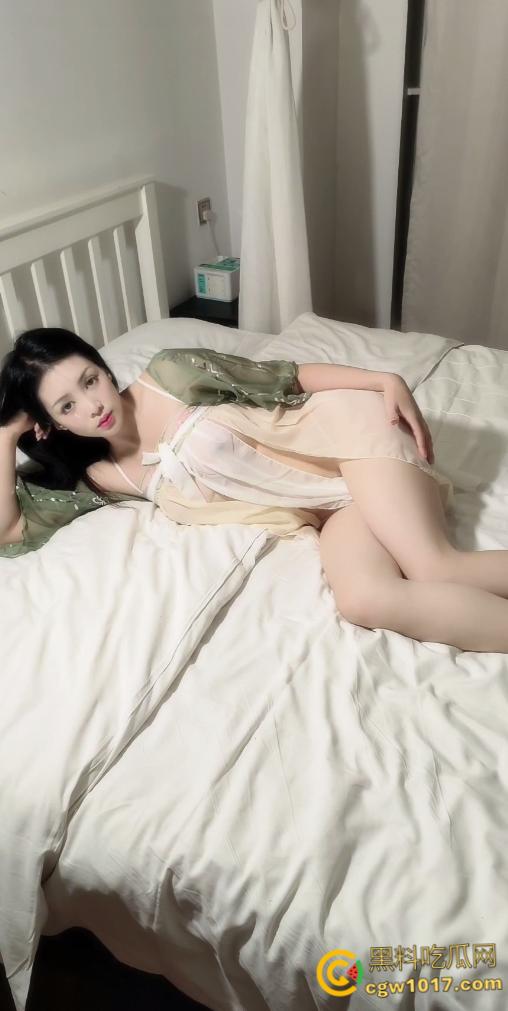 推特反差主播【李婉儿】，户外山林野战直播，口交乳交轮番榨精，多姿势激情交合，精液射嘴香艳诱惑！