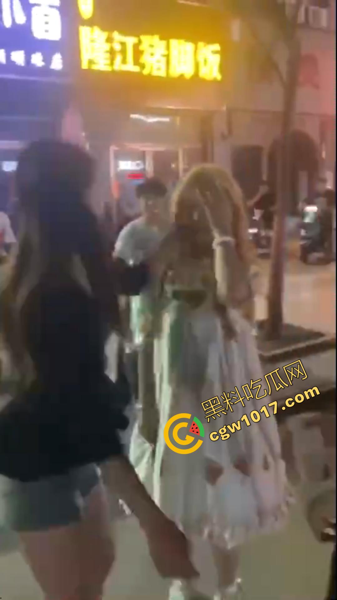 惊心动魄!清纯小仙女街头被围殴!精神小妹狠辣无情,围观群众无动于衷,她们究竟为何如此疯狂?