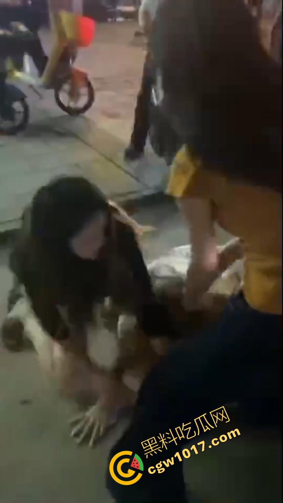 惊心动魄!清纯小仙女街头被围殴!精神小妹狠辣无情,围观群众无动于衷,她们究竟为何如此疯狂?