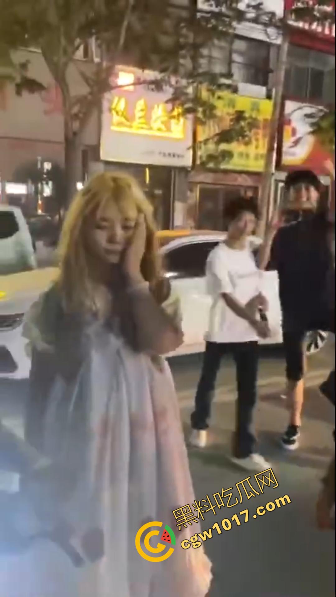 惊心动魄!清纯小仙女街头被围殴!精神小妹狠辣无情,围观群众无动于衷,她们究竟为何如此疯狂?