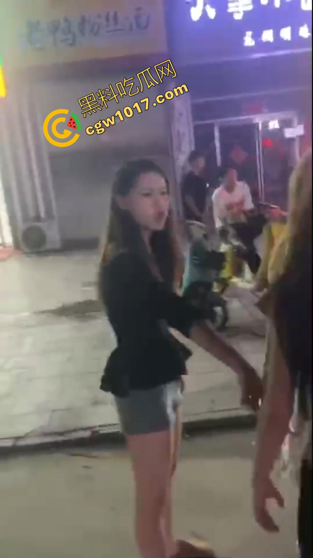 惊心动魄!清纯小仙女街头被围殴!精神小妹狠辣无情,围观群众无动于衷,她们究竟为何如此疯狂?