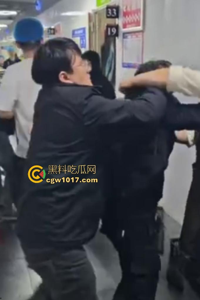 商家出餐3小时外卖小哥迟到餐被抢光,送餐小哥兽性大发殴打女店员,商家怒吼“你早干嘛去了”!