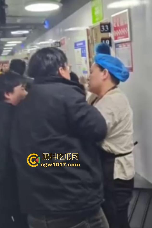 商家出餐3小时外卖小哥迟到餐被抢光,送餐小哥兽性大发殴打女店员,商家怒吼“你早干嘛去了”!