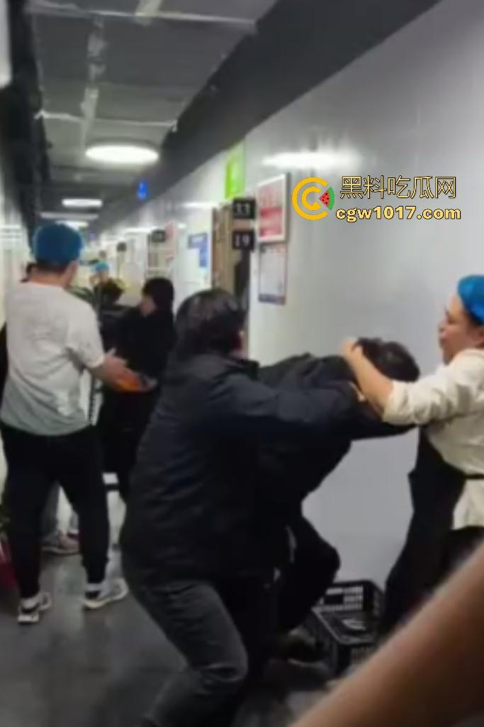 商家出餐3小时外卖小哥迟到餐被抢光,送餐小哥兽性大发殴打女店员,商家怒吼“你早干嘛去了”!