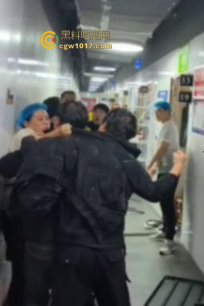 商家出餐3小时外卖小哥迟到餐被抢光,送餐小哥兽性大发殴打女店员,商家怒吼“你早干嘛去了”!