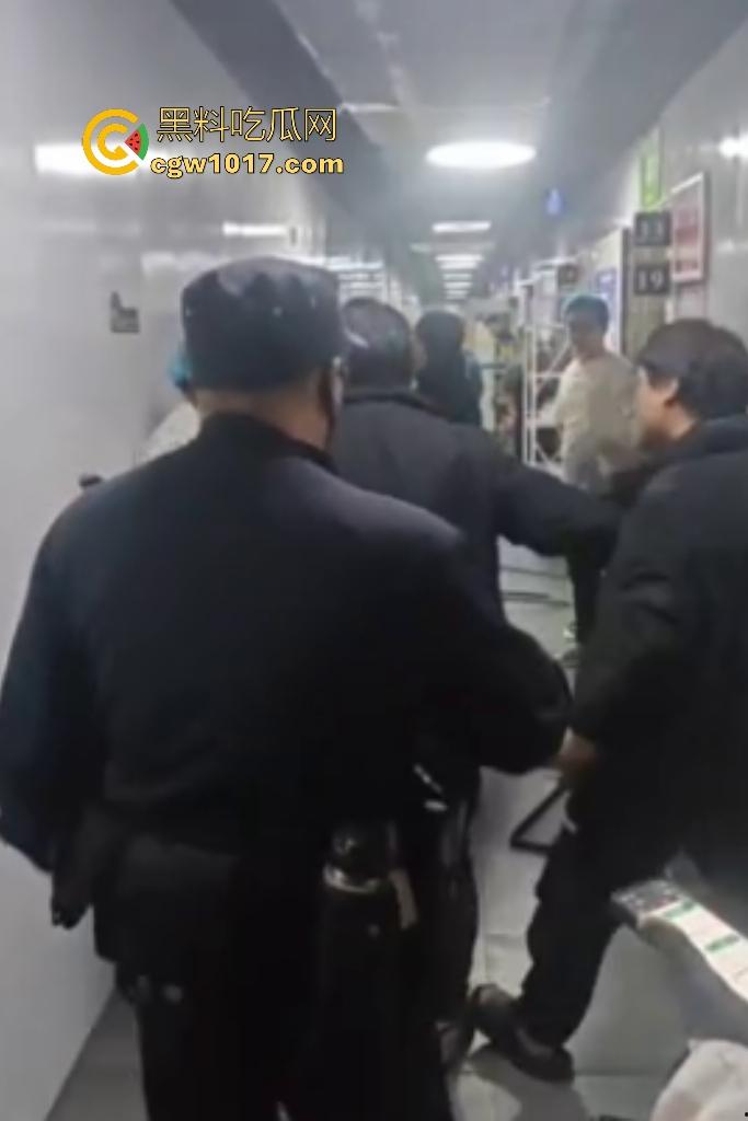 商家出餐3小时外卖小哥迟到餐被抢光,送餐小哥兽性大发殴打女店员,商家怒吼“你早干嘛去了”!