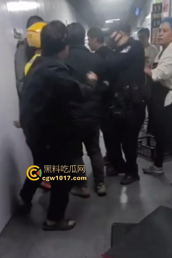 商家出餐3小时外卖小哥迟到餐被抢光,送餐小哥兽性大发殴打女店员,商家怒吼“你早干嘛去了”!