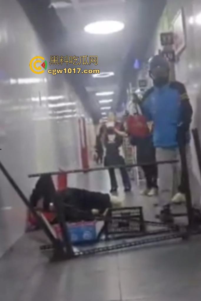 商家出餐3小时外卖小哥迟到餐被抢光,送餐小哥兽性大发殴打女店员,商家怒吼“你早干嘛去了”!