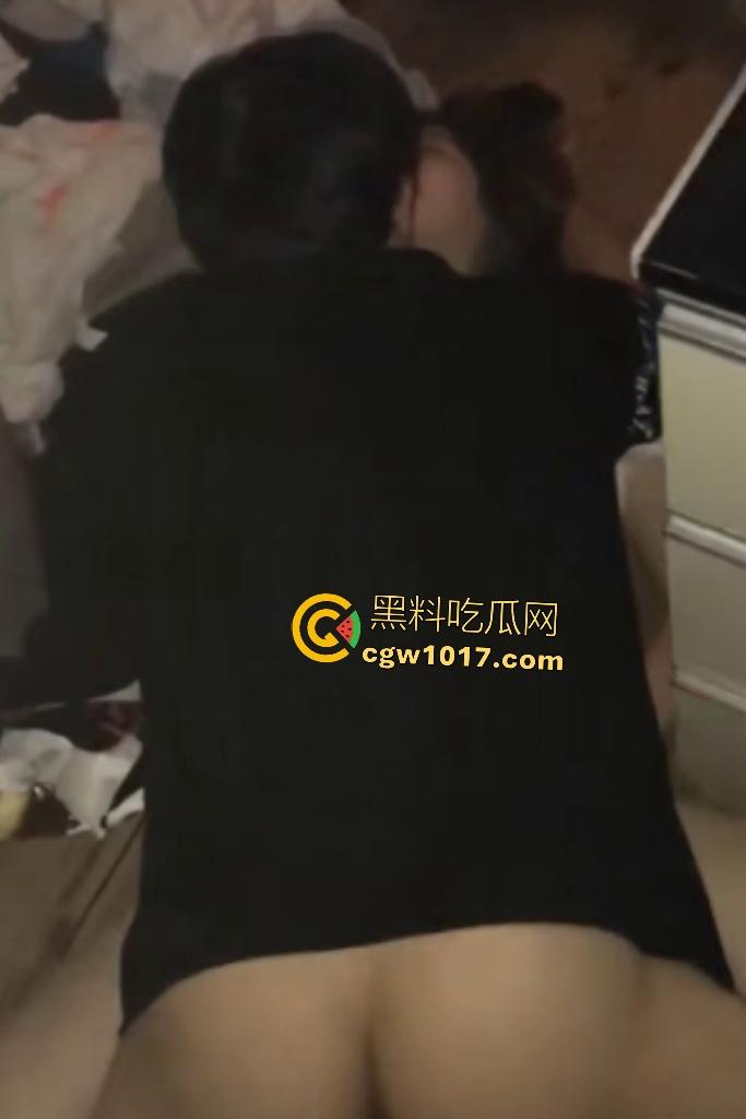 贵州师范学院女大绿茶婊,酒吧灌醉闺蜜献男友,带到出租屋地板上狂操出血,真是防火防盗防闺蜜!