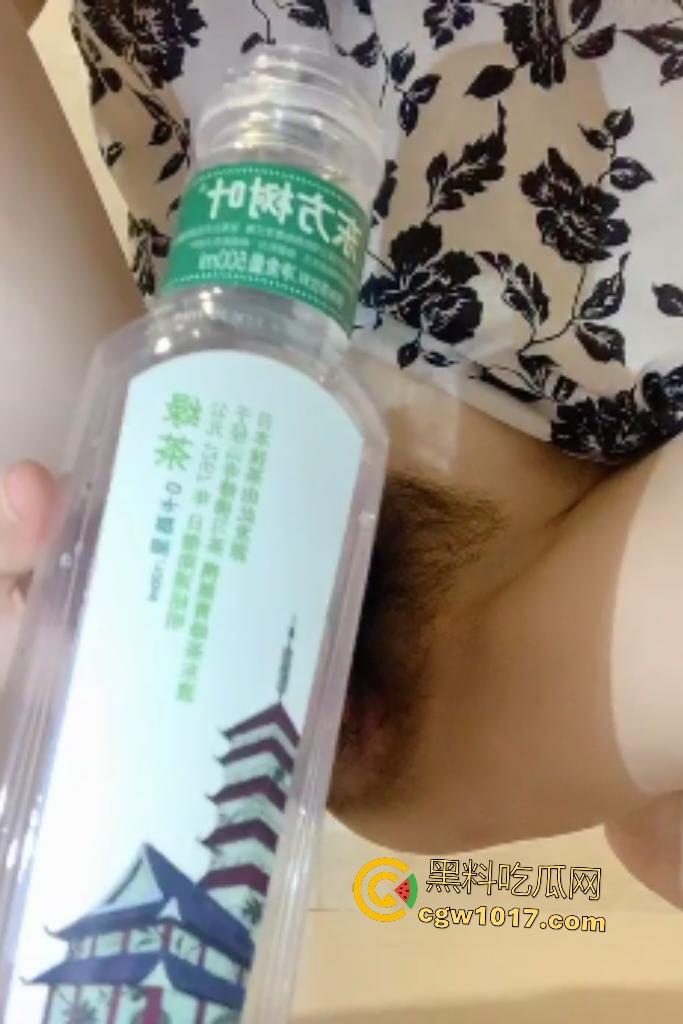 经过人体过滤的东方树叶你喝不喝?生物老师【闵儿】出品饮料,瑜伽裤裹黑丝,翘臀用假阴茎打B!