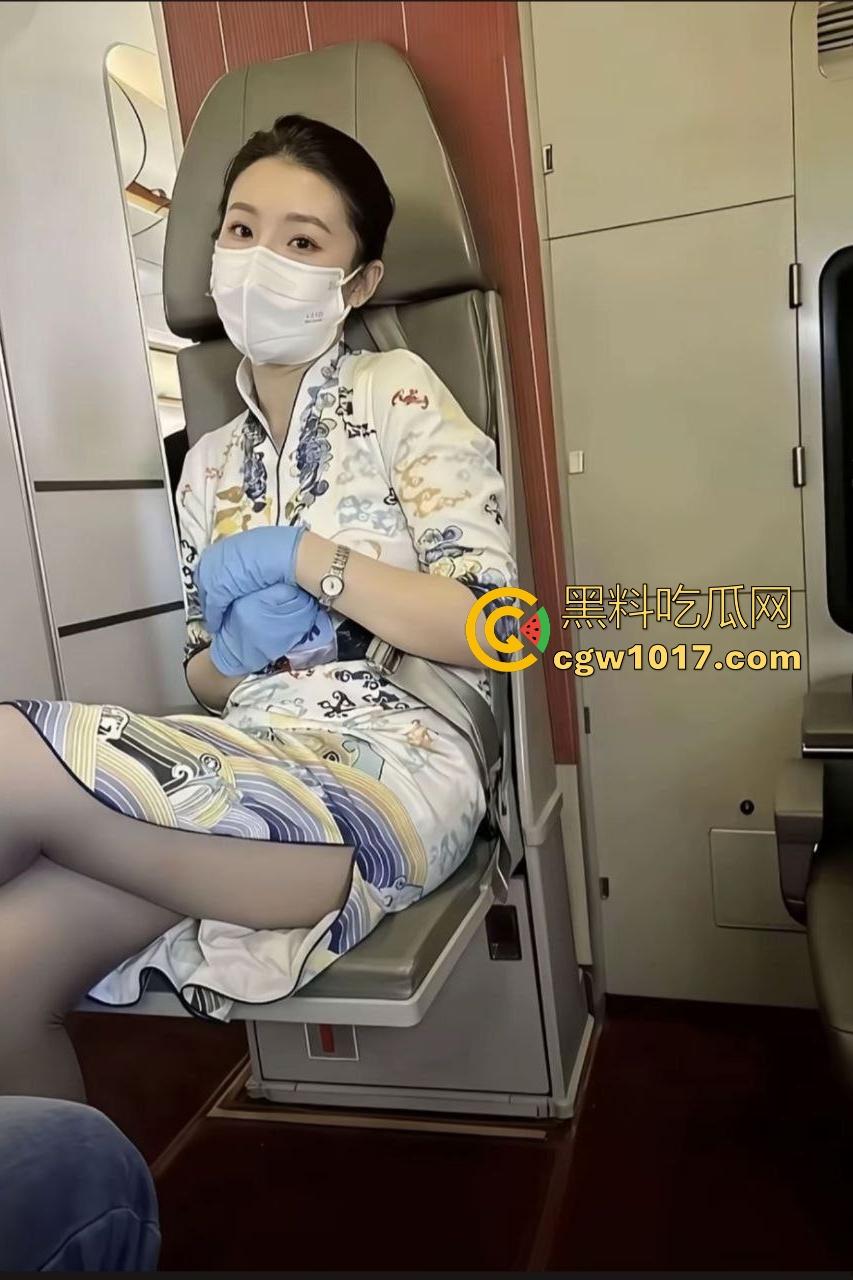 身边同事都卖淫,那我也卖!海航萝莉空姐飞机上露丝袜美脚,厕所摸奶撒尿杯中献男奴,勾引乘客下机就开操!