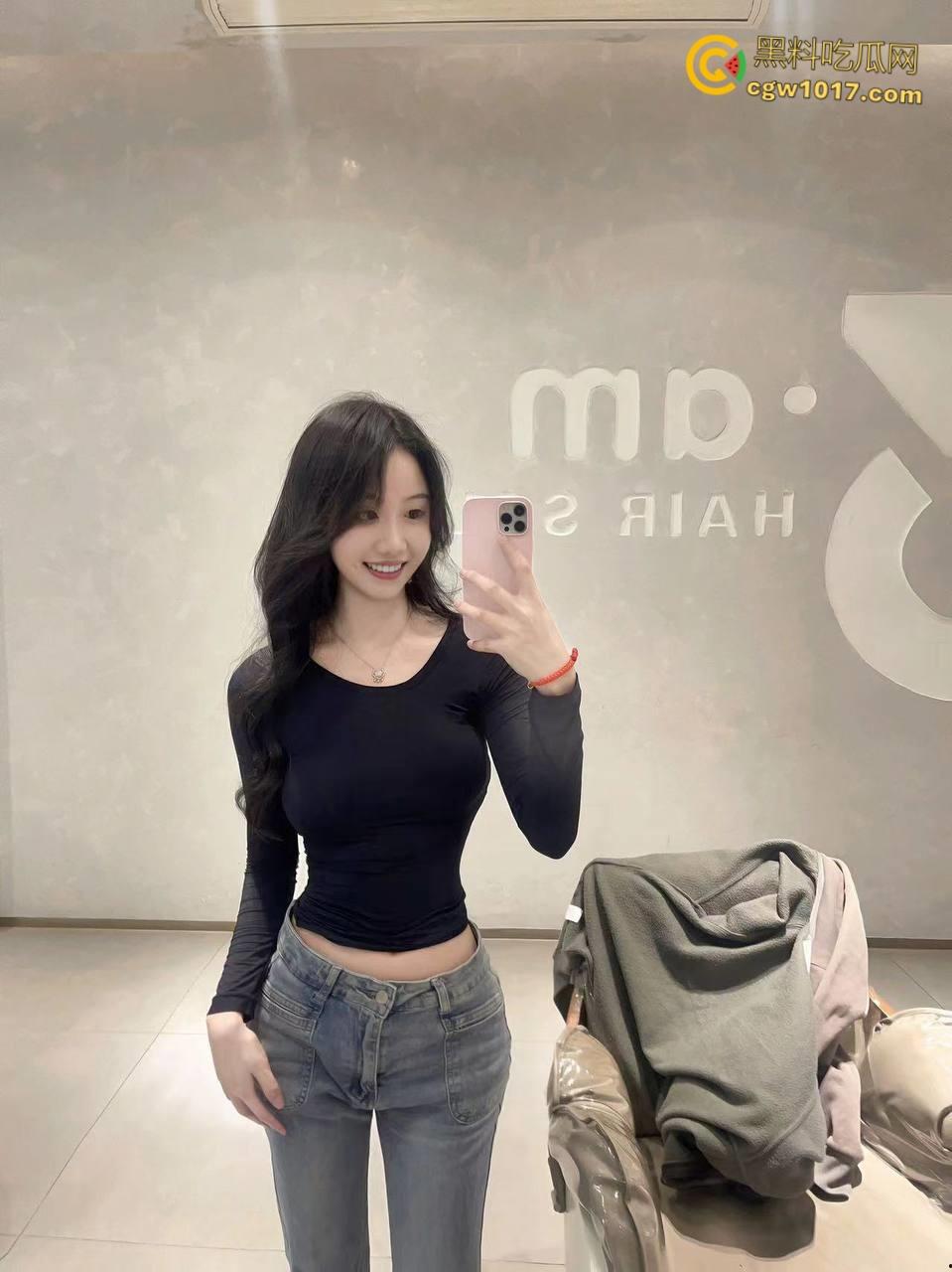 大长腿销售亲姐看我如此燥热,主动脱裤跪地口交,穿着OL制服和圣诞制服,跳蛋玩弄白虎骚穴,被我连续内射两次 !