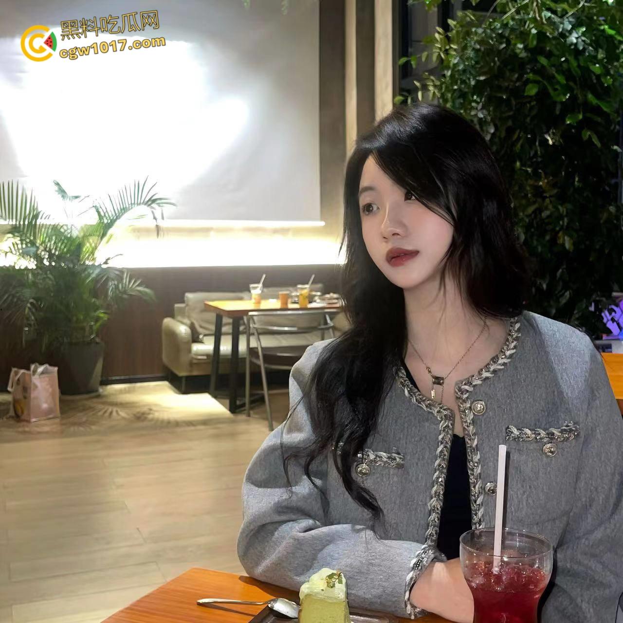 大长腿销售亲姐看我如此燥热,主动脱裤跪地口交,穿着OL制服和圣诞制服,跳蛋玩弄白虎骚穴,被我连续内射两次 !