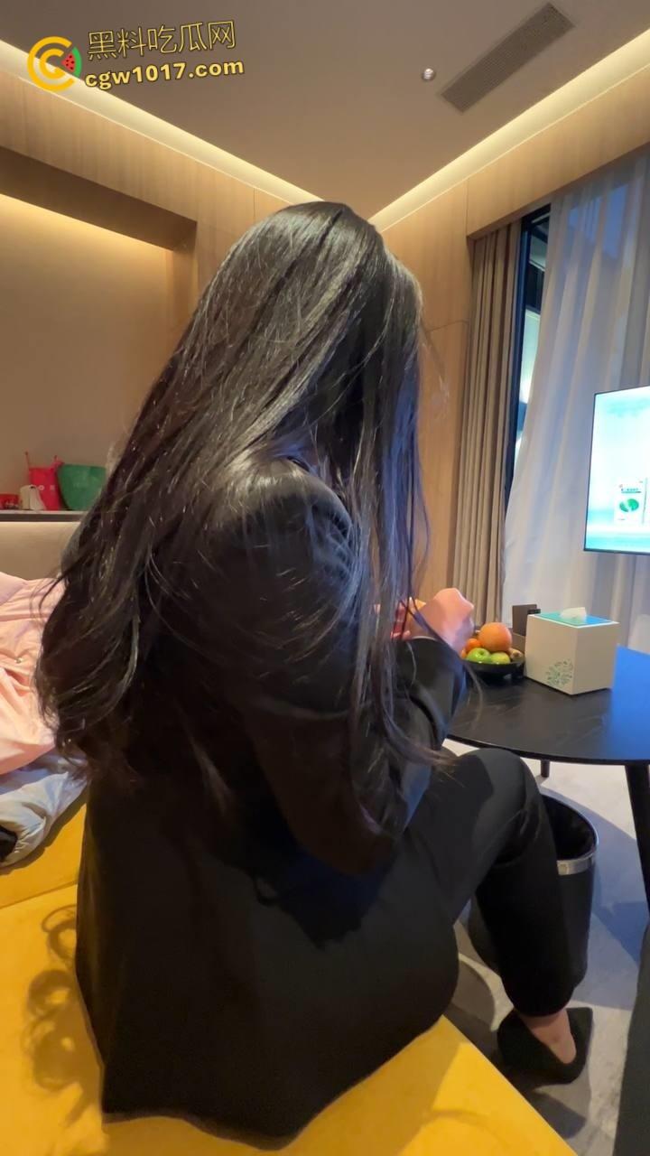 大长腿销售亲姐看我如此燥热,主动脱裤跪地口交,穿着OL制服和圣诞制服,跳蛋玩弄白虎骚穴,被我连续内射两次 !