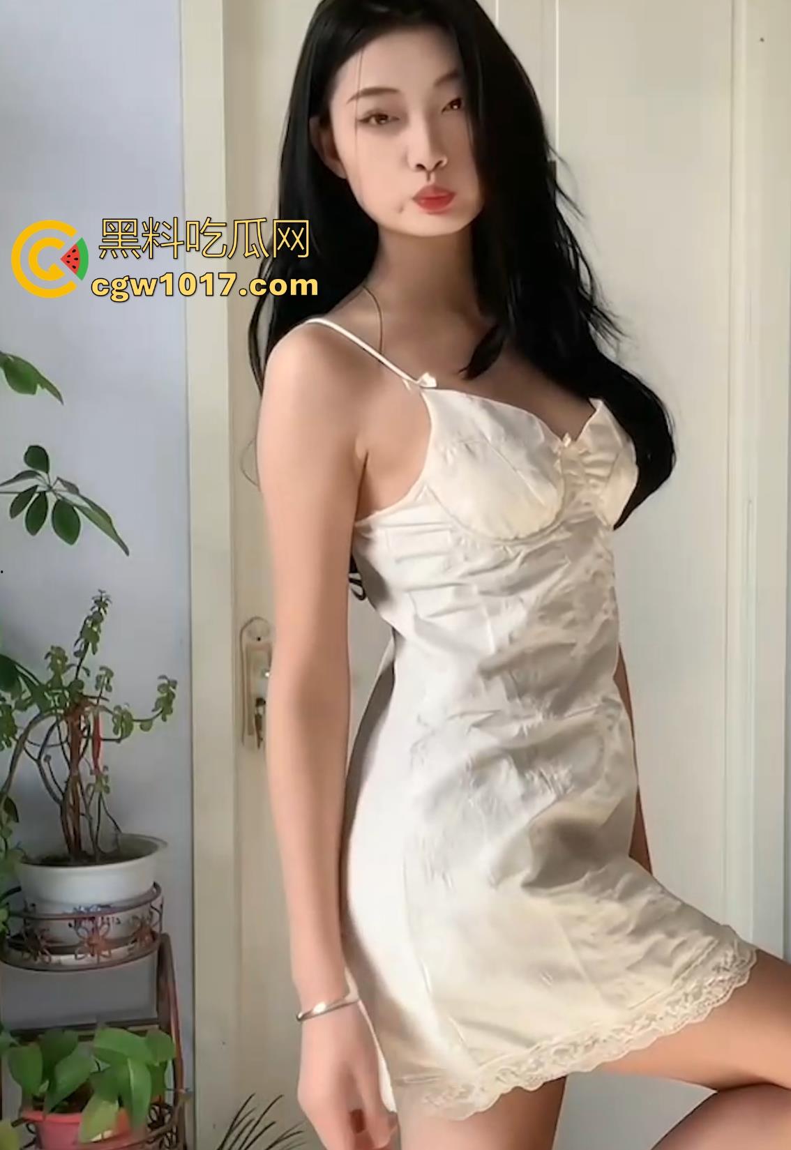 湘潭大学极品高挑美女【林奕怡】约炮视频曝光,完全露脸口交骑乘,超绝身材颜值,无套抽插白虎骚穴淫荡无比!