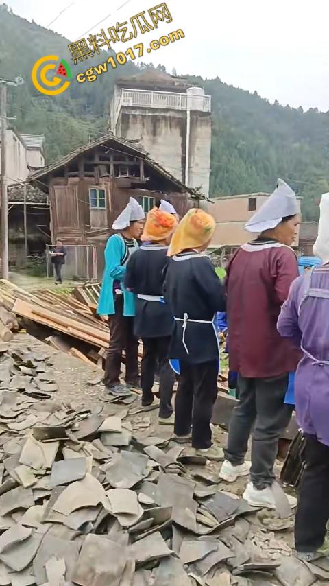 贵州黔东南搬家视频火爆全网,众人合力将房屋搬走,离谱骚操作看呆网友,直呼这才是真正的“搬家”!