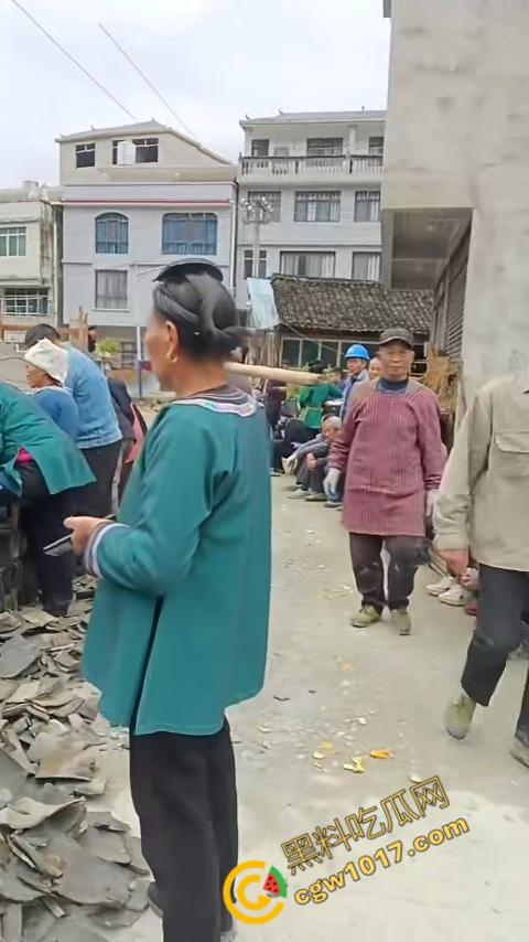 贵州黔东南搬家视频火爆全网,众人合力将房屋搬走,离谱骚操作看呆网友,直呼这才是真正的“搬家”!