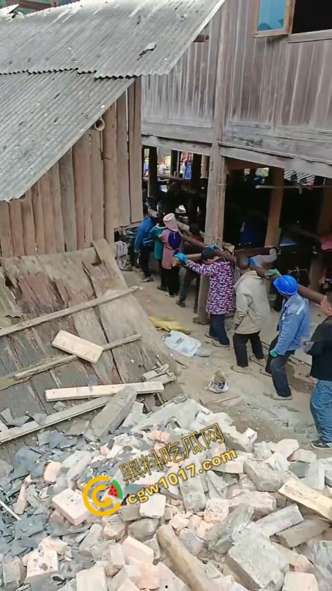 贵州黔东南搬家视频火爆全网,众人合力将房屋搬走,离谱骚操作看呆网友,直呼这才是真正的“搬家”!