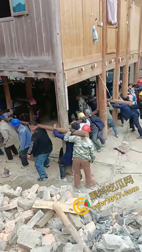 贵州黔东南搬家视频火爆全网,众人合力将房屋搬走,离谱骚操作看呆网友,直呼这才是真正的“搬家”!