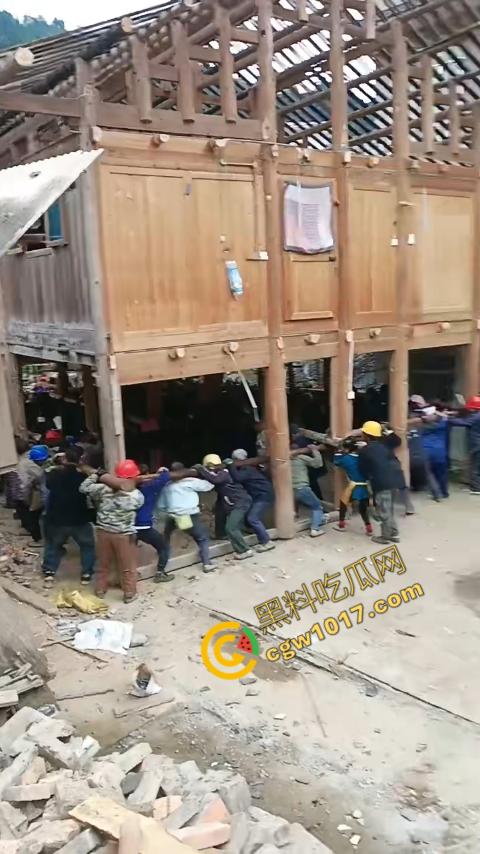 贵州黔东南搬家视频火爆全网,众人合力将房屋搬走,离谱骚操作看呆网友,直呼这才是真正的“搬家”!
