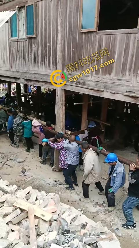 贵州黔东南搬家视频火爆全网,众人合力将房屋搬走,离谱骚操作看呆网友,直呼这才是真正的“搬家”!