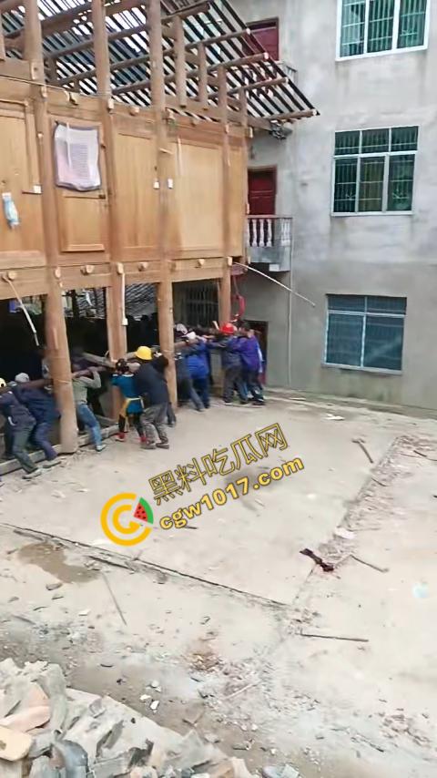 贵州黔东南搬家视频火爆全网,众人合力将房屋搬走,离谱骚操作看呆网友,直呼这才是真正的“搬家”!