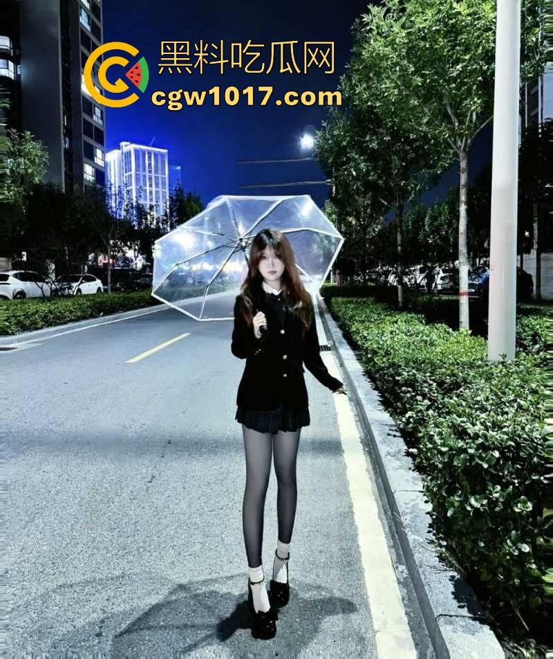 广东美术学院【李柒然】清纯女神秒变反差母狗，红唇裹住粗硬大屌，深喉跪舔，无套后入，不是一般的骚啊！