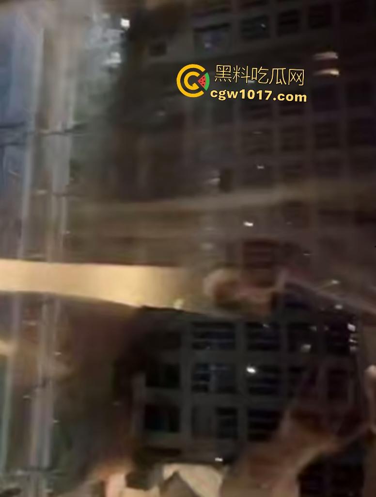 人妻母狗口交硬是要把窗帘拉开，对面高楼几双眼睛放大偷窥，楼下路人手机还录视频，这深喉口技展示得不错啊！