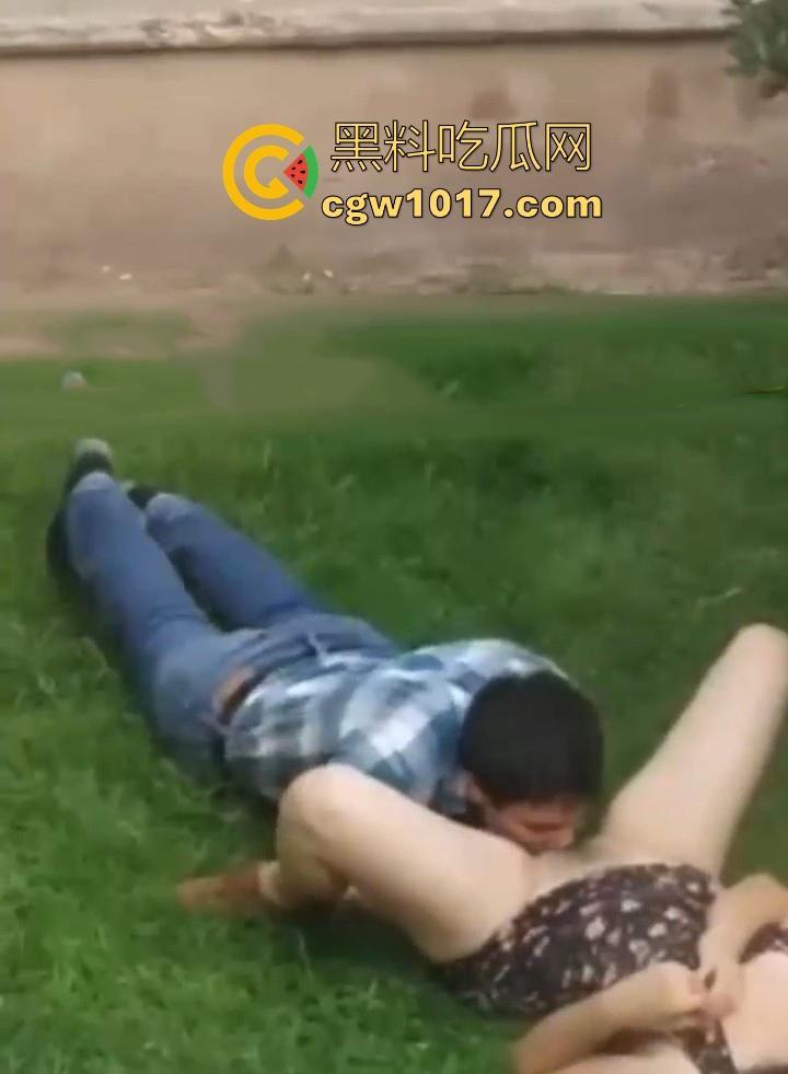 海外优雅绅士大白天上演草坪舔逼!从来没见过如此嚣张饥渴的老外,敞开双腿按着男主的头猛擦,离谱又刺激!