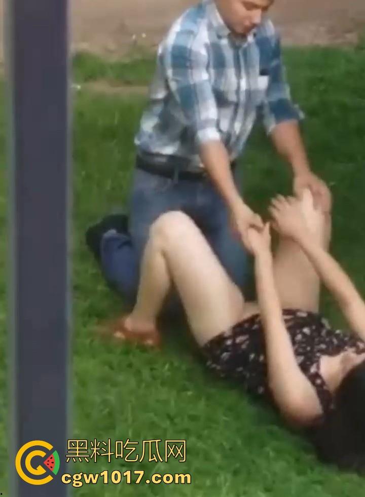 海外优雅绅士大白天上演草坪舔逼!从来没见过如此嚣张饥渴的老外,敞开双腿按着男主的头猛擦,离谱又刺激!