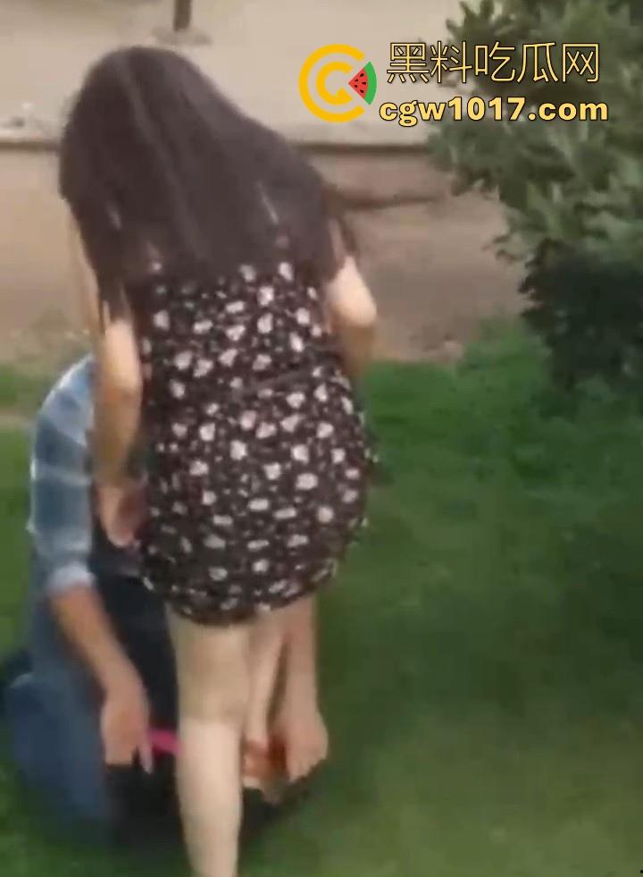 海外优雅绅士大白天上演草坪舔逼!从来没见过如此嚣张饥渴的老外,敞开双腿按着男主的头猛擦,离谱又刺激!