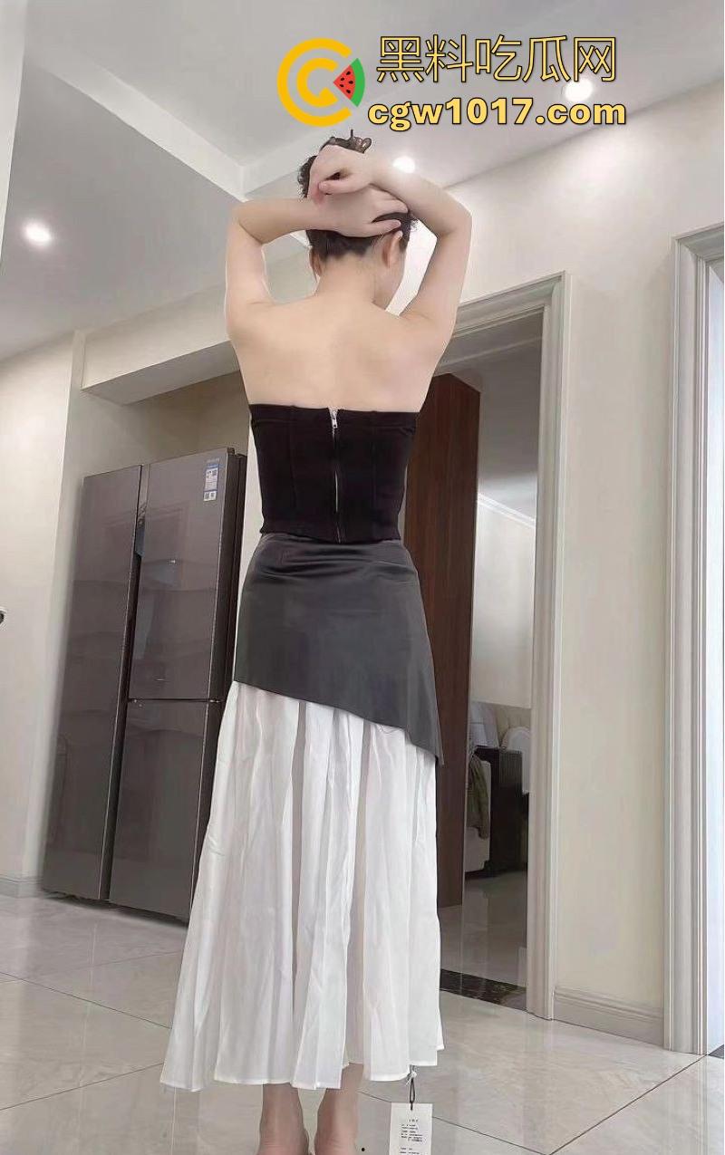 慰问空虚嫂子,跟其刺激做爱,边操逼边跟闺蜜通电话,捂嘴控制呻吟声,高潮了也不敢喊出来!