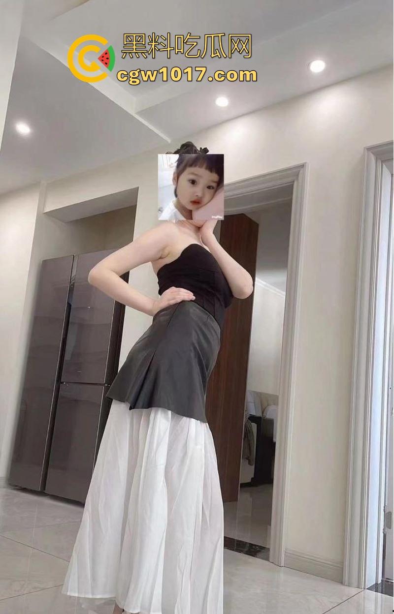 慰问空虚嫂子,跟其刺激做爱,边操逼边跟闺蜜通电话,捂嘴控制呻吟声,高潮了也不敢喊出来!