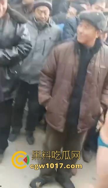 乡村大舞台,有逼你就来!骚逼脱衣唱歌跳舞表演,现场围满了村里的老大爷,直勾勾盯着哪肥逼,现在还有这种节目吗?