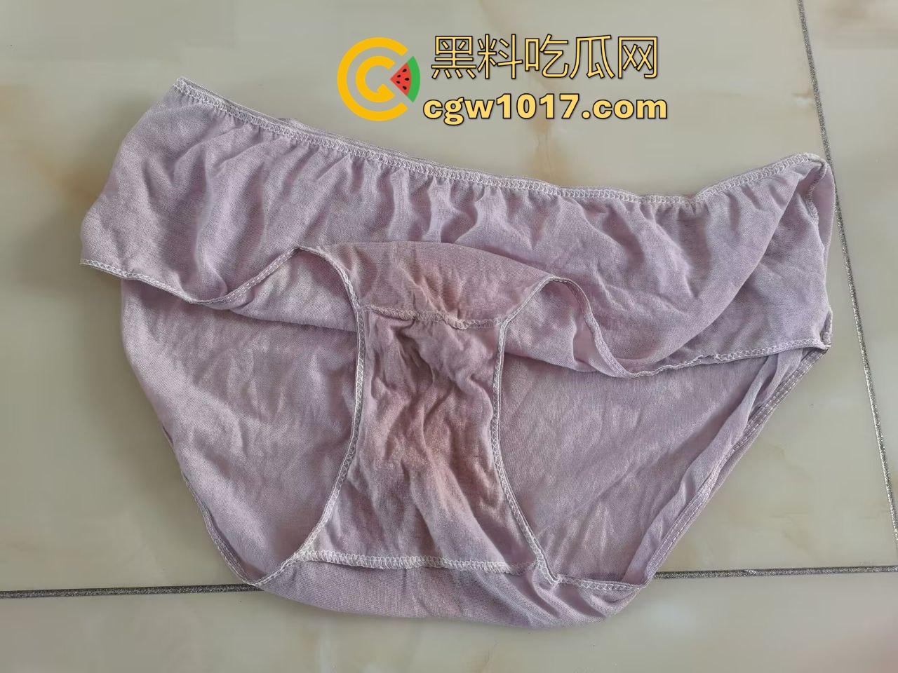 戴着红领巾偷丝袜！小学生大胆偷取少妇原味衣物，身高不够工具来凑，白袜丝袜统统收入囊中，原味控从小练起！