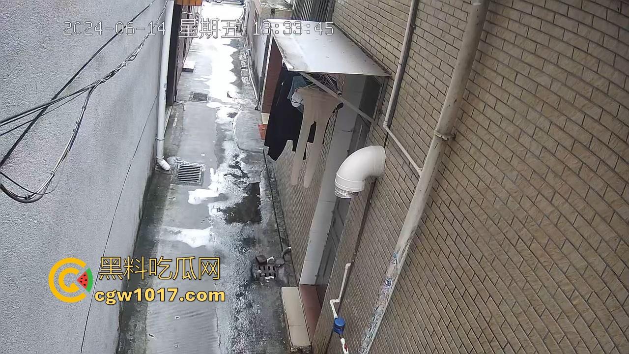 戴着红领巾偷丝袜！小学生大胆偷取少妇原味衣物，身高不够工具来凑，白袜丝袜统统收入囊中，原味控从小练起！