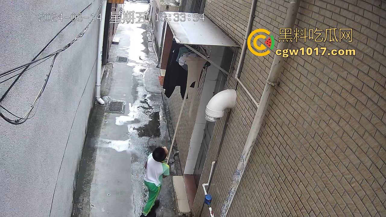 戴着红领巾偷丝袜！小学生大胆偷取少妇原味衣物，身高不够工具来凑，白袜丝袜统统收入囊中，原味控从小练起！