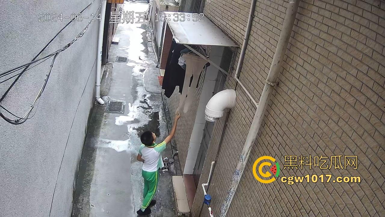 戴着红领巾偷丝袜！小学生大胆偷取少妇原味衣物，身高不够工具来凑，白袜丝袜统统收入囊中，原味控从小练起！