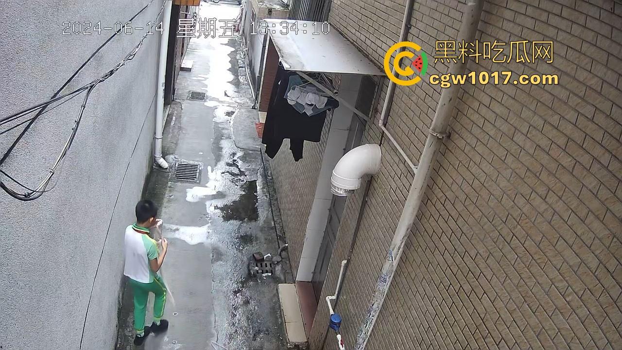 戴着红领巾偷丝袜！小学生大胆偷取少妇原味衣物，身高不够工具来凑，白袜丝袜统统收入囊中，原味控从小练起！