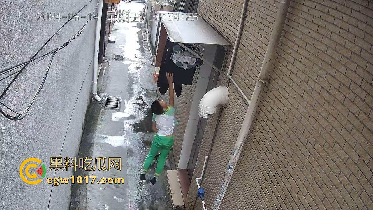 戴着红领巾偷丝袜！小学生大胆偷取少妇原味衣物，身高不够工具来凑，白袜丝袜统统收入囊中，原味控从小练起！