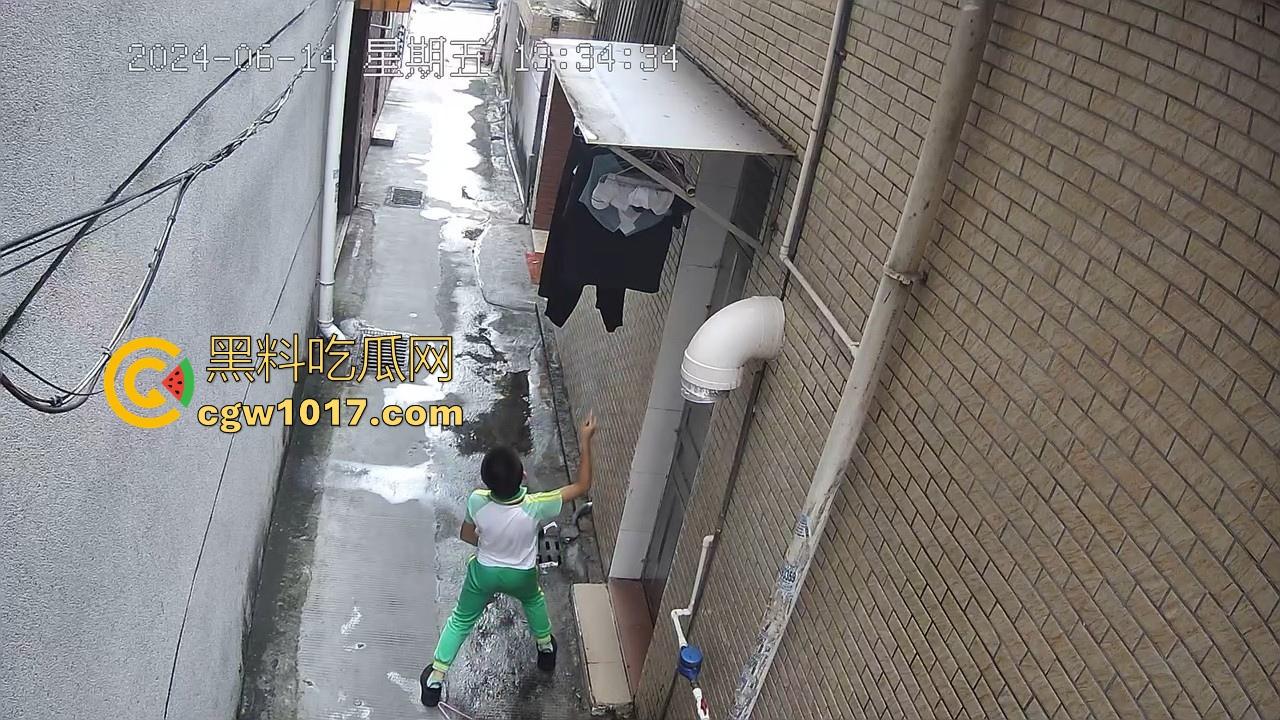 戴着红领巾偷丝袜！小学生大胆偷取少妇原味衣物，身高不够工具来凑，白袜丝袜统统收入囊中，原味控从小练起！