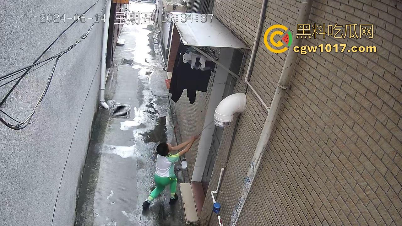 戴着红领巾偷丝袜！小学生大胆偷取少妇原味衣物，身高不够工具来凑，白袜丝袜统统收入囊中，原味控从小练起！