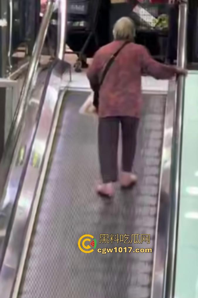 NPC大妈逆行走电梯,电梯向下她硬向上爬,逛一圈回来还在走,还要工作人员拉一把,没摔死就不错了!