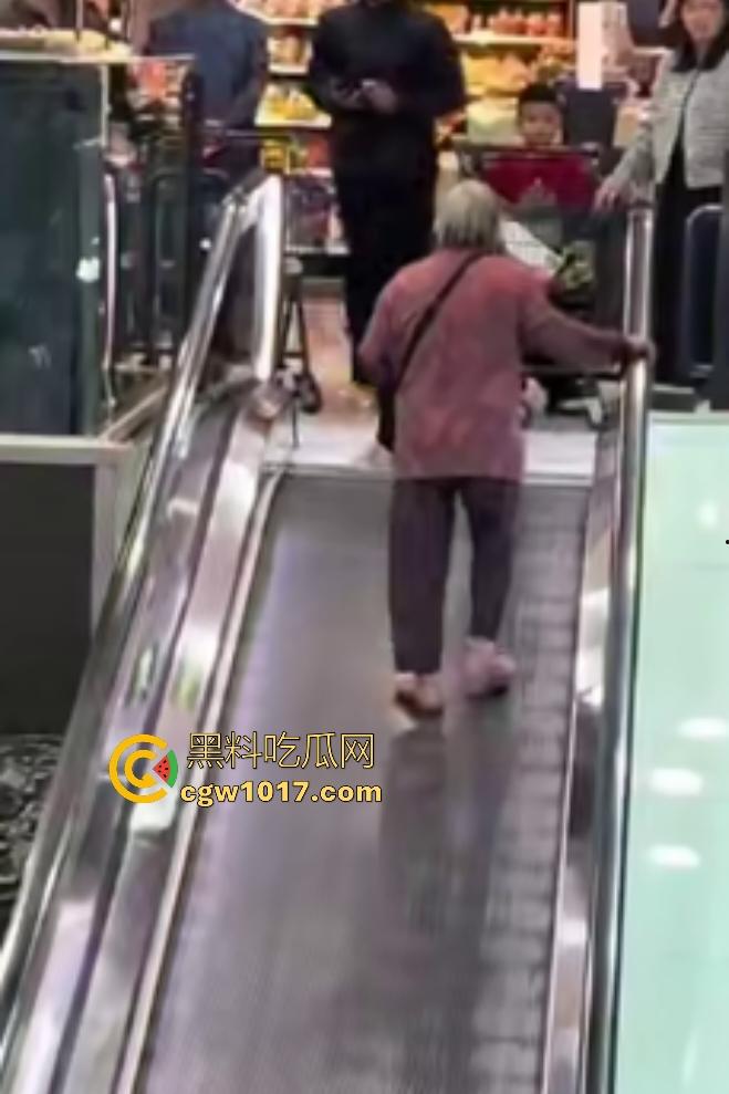 NPC大妈逆行走电梯,电梯向下她硬向上爬,逛一圈回来还在走,还要工作人员拉一把,没摔死就不错了!