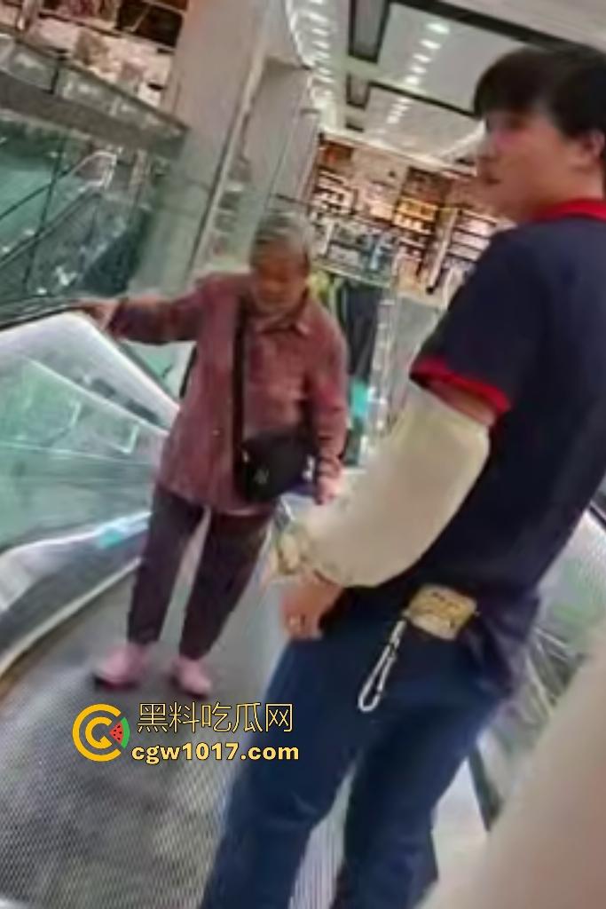 NPC大妈逆行走电梯,电梯向下她硬向上爬,逛一圈回来还在走,还要工作人员拉一把,没摔死就不错了!