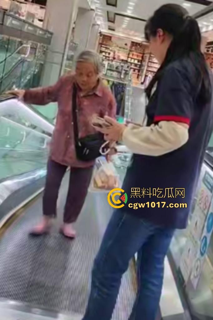 NPC大妈逆行走电梯,电梯向下她硬向上爬,逛一圈回来还在走,还要工作人员拉一把,没摔死就不错了!