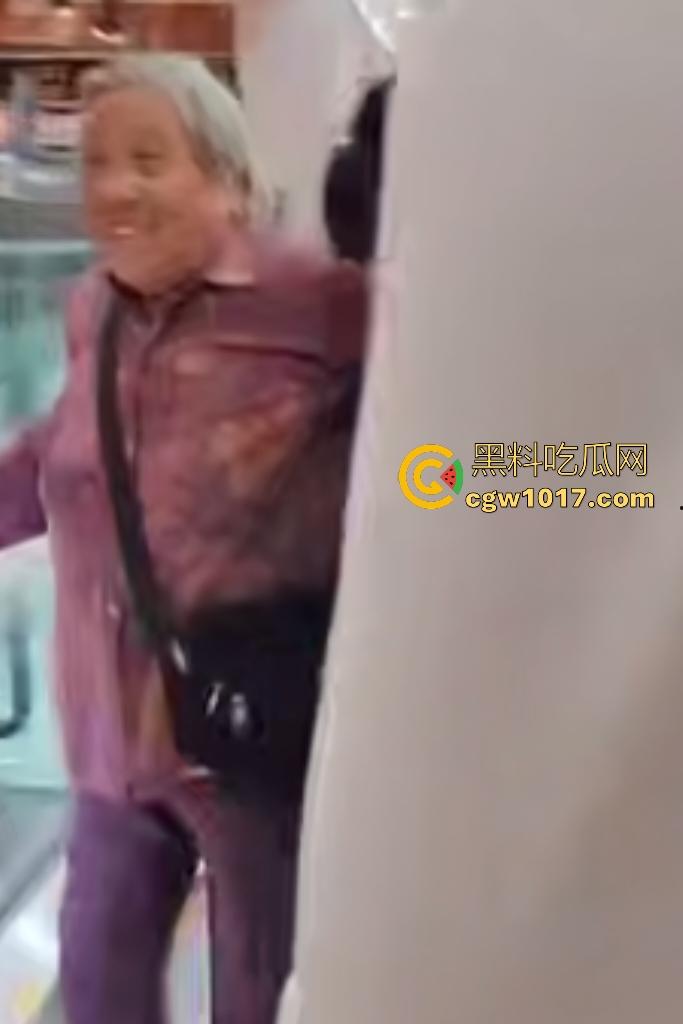 NPC大妈逆行走电梯,电梯向下她硬向上爬,逛一圈回来还在走,还要工作人员拉一把,没摔死就不错了!
